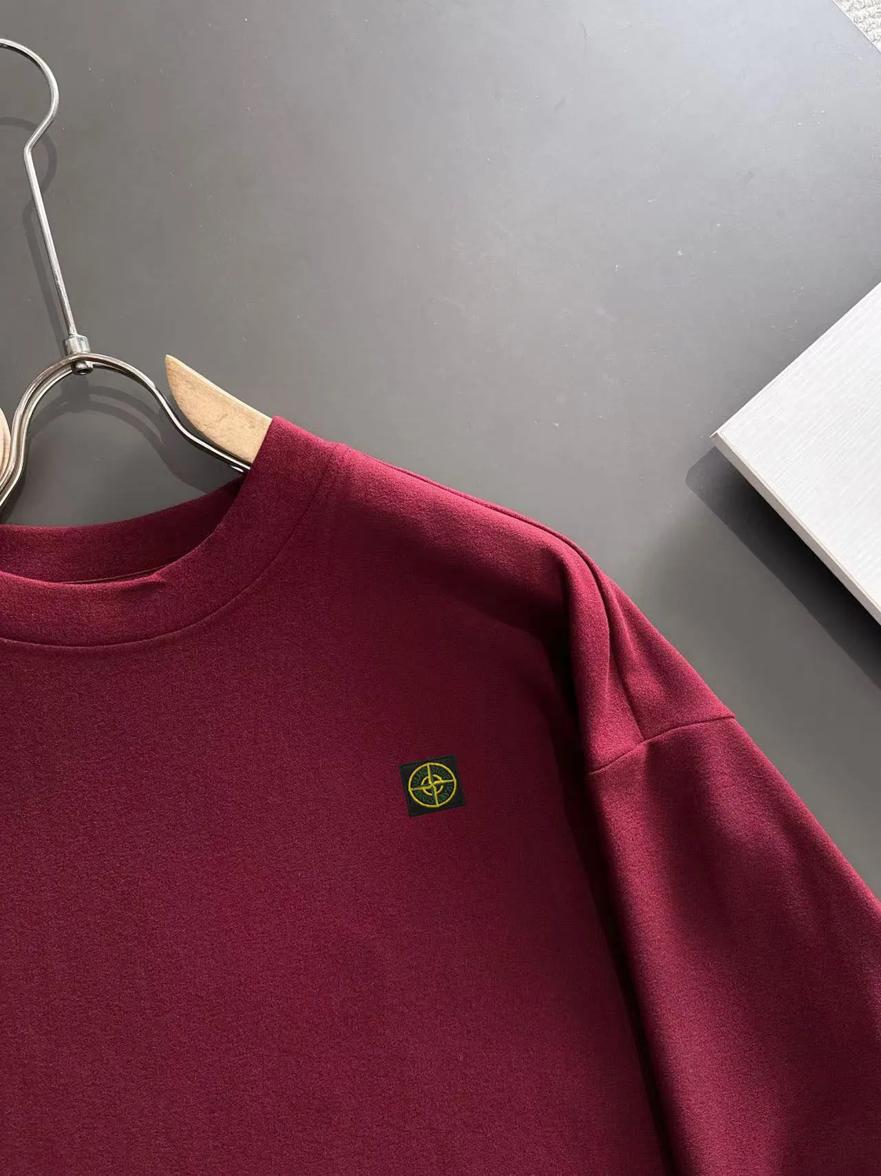 Next day shipment P360 Stone lsland/Stone Island Exclusively launches 25ss autumn and winter new products. Many stars share the same style. Craftsmanship that ordinary small workshops cannot copy. We are not afraid of any challenges in terms of materials, detail restoration and craftsmanship, just to provide you with wonderful products. Compare the top original versions at will. No expense is spared just to do better. Unique imported fabric feel. Purely imported German machine production. Precision operation. Thousands of needles density. Full set of new accessories with three standards for simultaneous customization. The upper body is versatile and fashionable. A perfect choice for autumn and winter, a must-have item. Size chart: M to XL (or state your height and weight when placing an order)